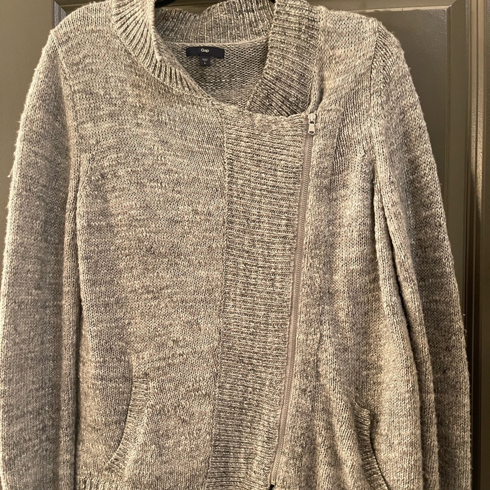 Knit sweater with zipper
